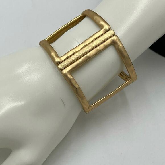 Marlyn Schiff Gold Tone Wide Open Stretch Hammered Bracelet - Picture 1 of 4